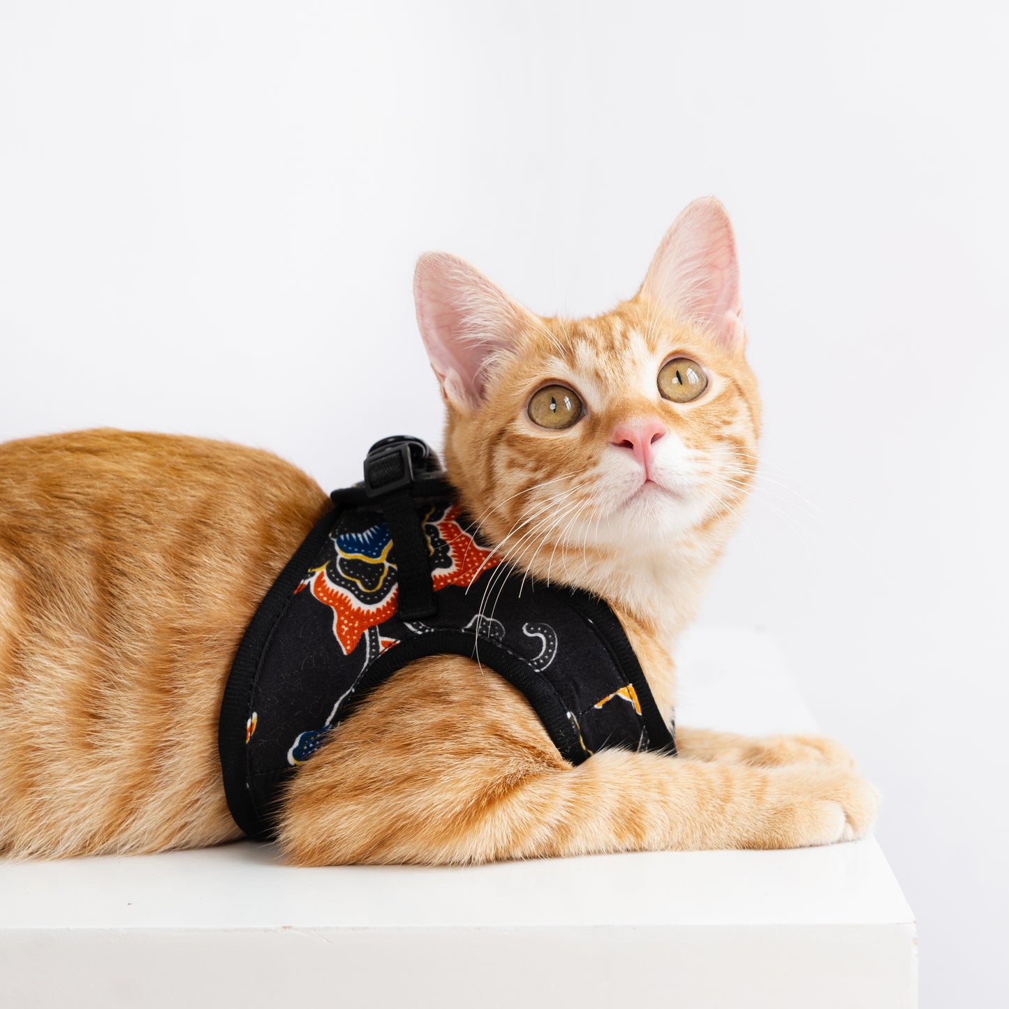 Step-In Harness in Seri Senja Black Batik